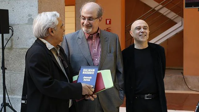 Salman Rushdie: «Es fácil atacar a un escritor, pero difícil hacerlo contra los libros»