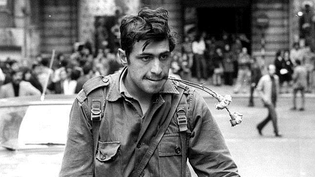 Portugal recuerda los claveles entre la nostalgia del pasado y las dudas del presente