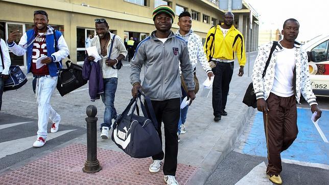 Trasladan a Málaga 83 subsaharianos del CETI de Melilla, que triplica su capacidad