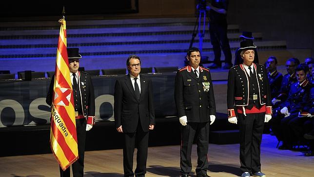 Mas asegura en la diada de los Mossos que Cataluña tiene «sed de democracia real»