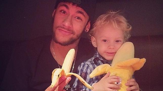 Neymar se come un plátano en Twitter para apoyar a Alves