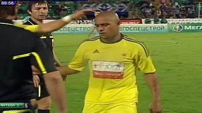 Roberto Carlos abandona el césped