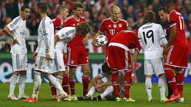 Xabi Alonso ve la tarjeta amarilla y no jugará la final