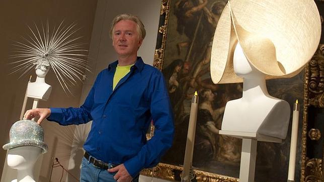 Philip Treacy sueña con diseñar tocados para Doña Letizia