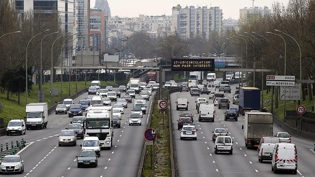 El puente de Mayo comienza con 110  kilómetros de atascos en las salidas de Madrid y Barcelona