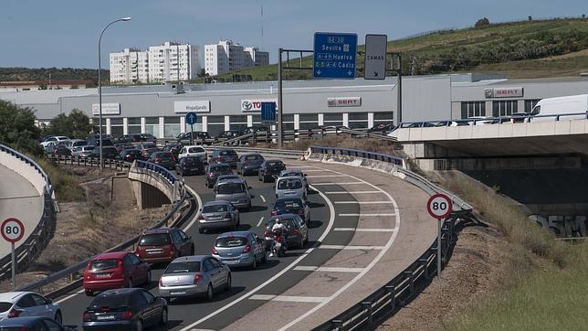 Los atascos por el puente de mayo pasan a la carretera de Burgos y se despeja la de Valencia