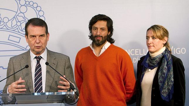 PP y PSOE aprueban las cuentas de Vigo al grito de «¡vivan los novios!»