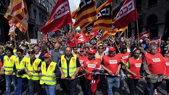 Malestar en las bases de UGT y CCOO por el giro soberanista de su dirección