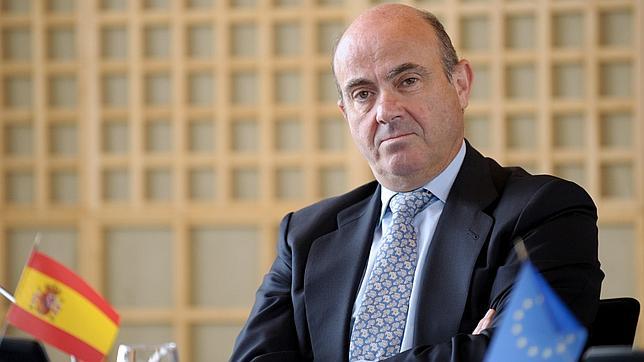 Guindos anticipa una«importante reducción» de impuestos que no impedirá cumplir con el déficit