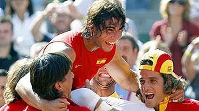 La Copa Davis, en Las Ventas, terminó con el tenista llevado a hombros por sus ocmpañeros, como todo un torero