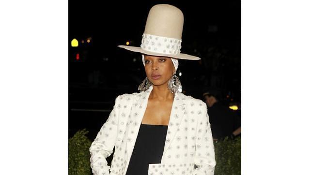 La cantante Erykah Badu con su look de Givenchy