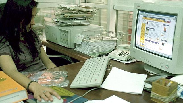 Una joven navega la red en busca de empleo