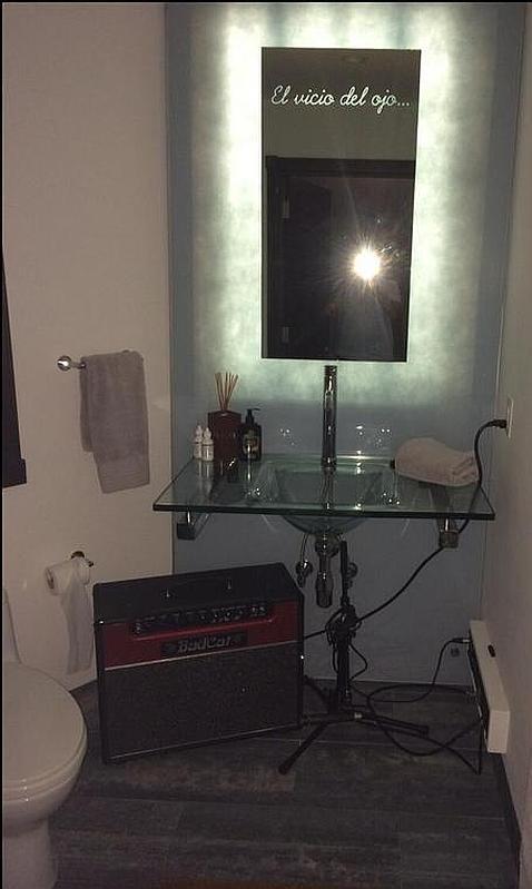 Alejandro Sanz y la creatividad en el cuarto de baño