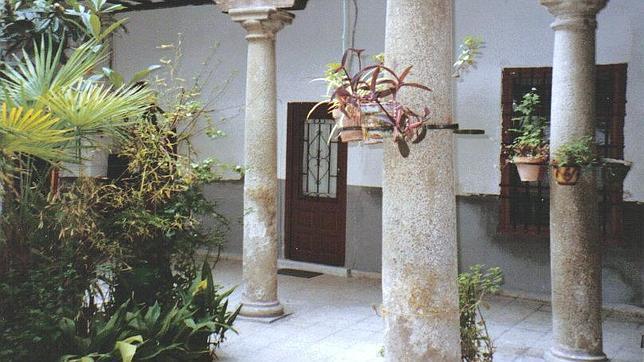 El patio de la plaza Colegio de Infantes, número 13, sobresale por sus columnas