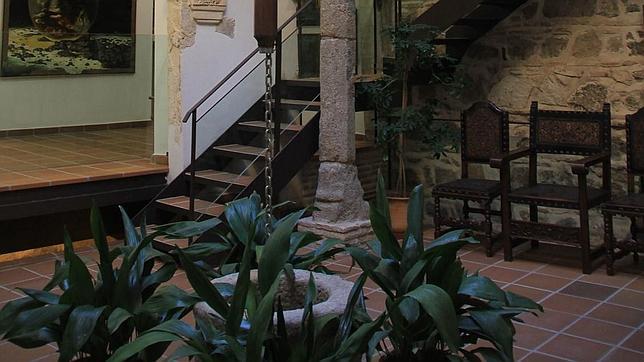 Las plantas verdes, la escalera y el pozo son lo más representativo de este patio