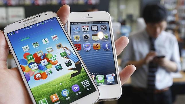 Los usuarios de iPhone beben vino y viajan en avión, los Android comen en McDonalds y van en bus