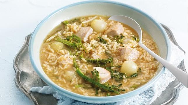 Arroz caldoso con bonito, brotes de col, cebolla y soja