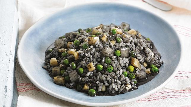 Arroz negro con sepia, nabos y guisantes