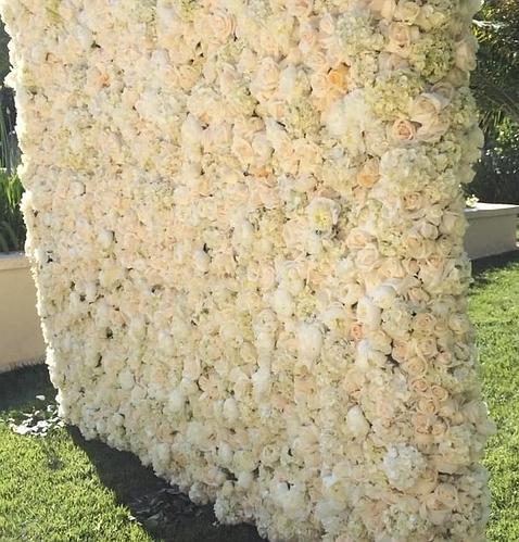 Kayne West le regala a Kim Kardashian una pared de flores por el Día de la Madre