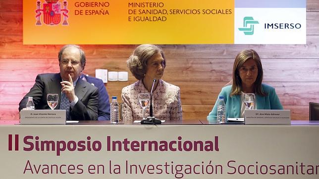 La Reina, con los enfermos de Alzheimer en Salamanca