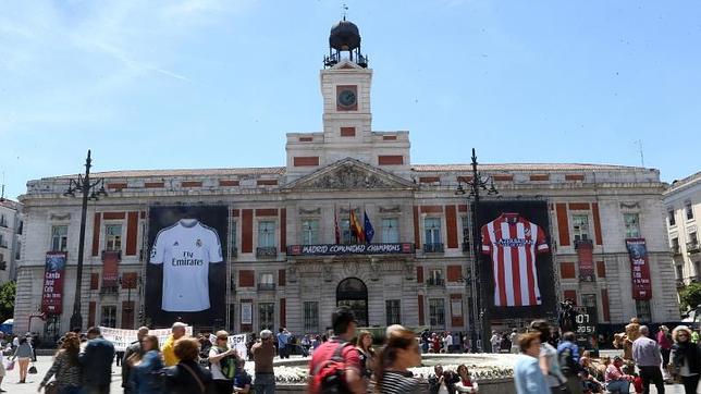 Sol se viste con dos camisetas gigantes del Real Madrid y el Atlético