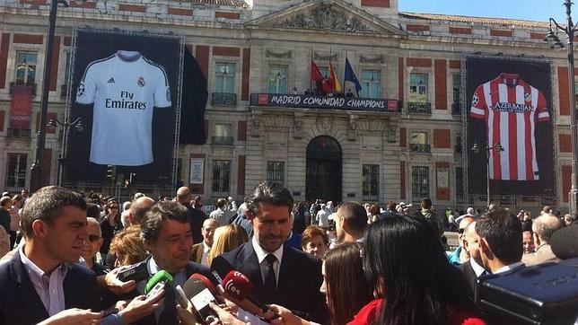 Las camisetas del Madrid y el Atlético, en la Puerta del Sol