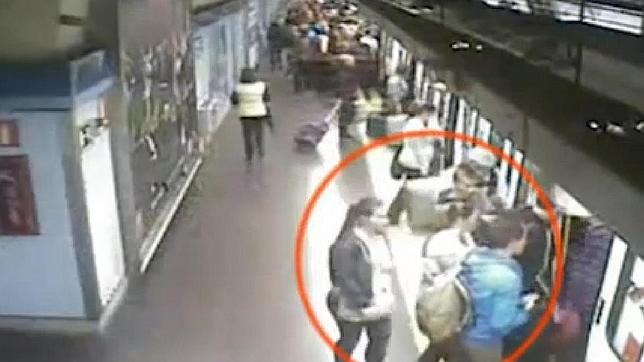 Momento en que el clan de las Bosnias roba en el Metro de Madrid