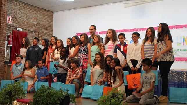 Alumnos del colegio de Gerindote publican el libro «El mundo sobre un verso»