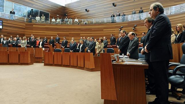 Las Cortes recuerdan a Carrasco con un minuto de silencio y un emotivo discurso