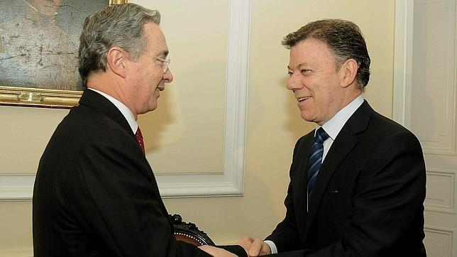 Uribe acusa al presidente Santos de recibir dinero del narco para su campaña