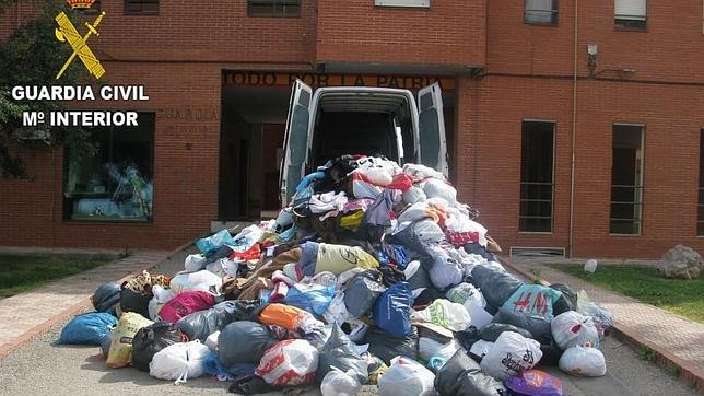 Lo último en robos: revientan contenedores de ropa usada para venderla en mercadillos