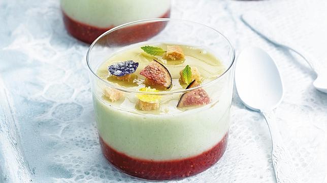 Arroz dulce y cremoso con menta, higos, hojas y flores azucaradas