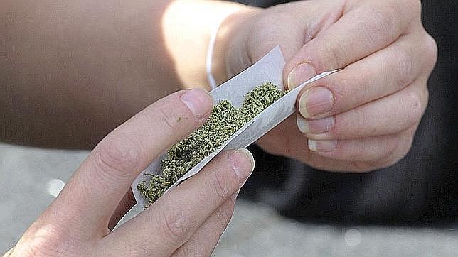 Un adolescente se hace un porro