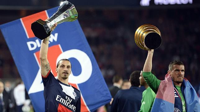 Zlatan Ibrahimovic y el portero Douchez sujetan los trofeos como campeones de Liga