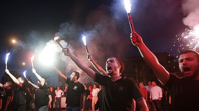 Los neonazis griegos consiguen superar el 10% de los votos en muchas localidades
