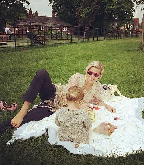 Elsa Pataky disfruta de una tarde en Londres con su hija India Rose