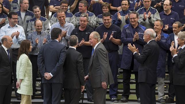 El Rey respalda en la planta de Mercedes en Vitoria el estreno del nuevo monovolumen de lujo