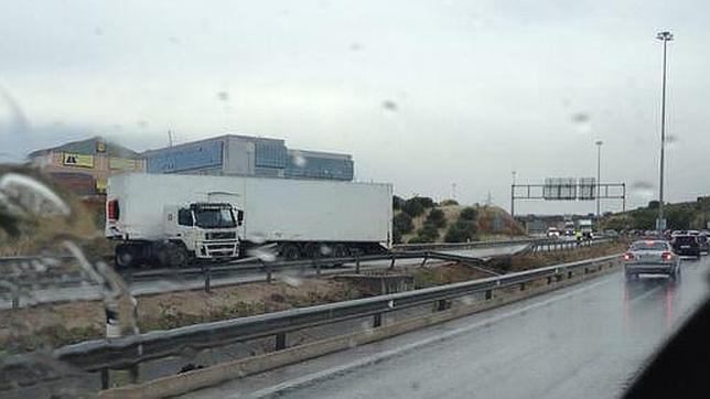 Un giro accidental de un camión provoca un gran atasco en Toledo