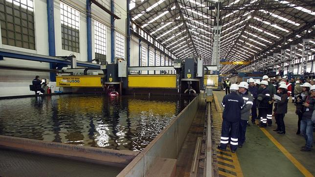 El astillero ferrolano de Navantia corta la primera chapa para el flotel de Pemex
