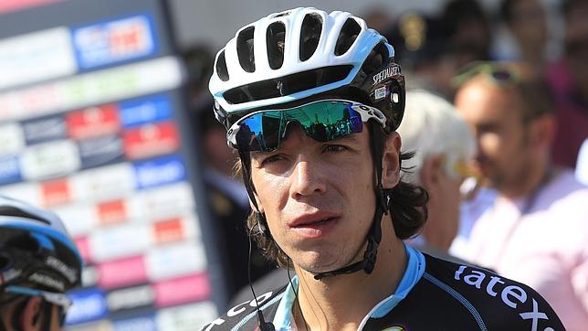 Urán arrasa en la contrarreloj y es el nuevo líder