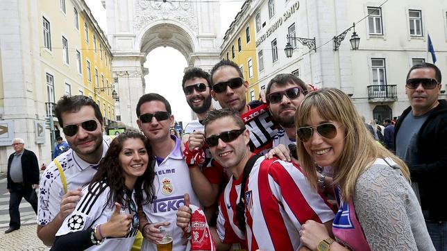 Madridistas y rojiblancos se abrazan en Lisboa