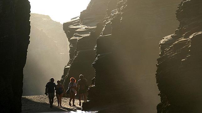 La playa lucense de As Catedrais recibe miles de visitantes al año