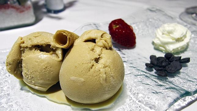 Helado de turrón preparado como postre en el restaurante El Racó del Pla (Alicante)