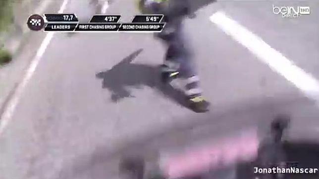 Una moto atropella a un policía en el Giro