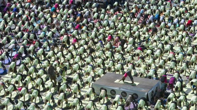 La Plaza Mayor de Madrid acoge la clase de yoga más multitudinaria de España