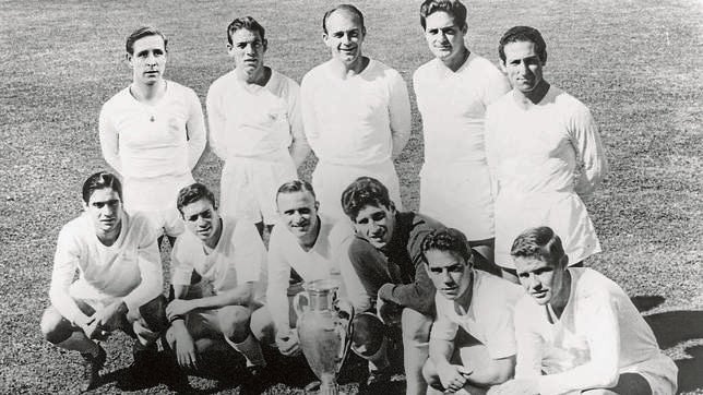 El once titular posa con la Copa de Europa