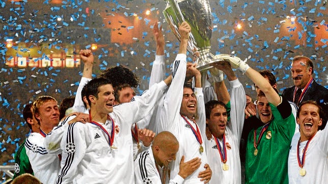 Fernando Hierro, como capitán, recibe la Copa