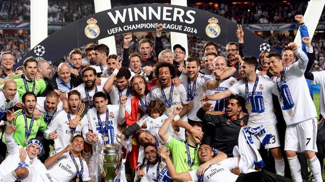 La plantilla posa con la Copa conquistada en Lisboa