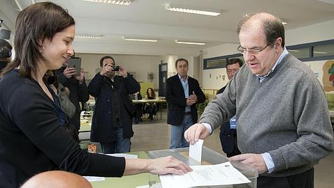 Elecciones europeas 2014: Herrera y Sosa Wagner, los votos más madrugadores