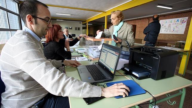 PP y PSOE mantienen su hegemonía en los municipios grandes e intermedios con seis de cada diez votos